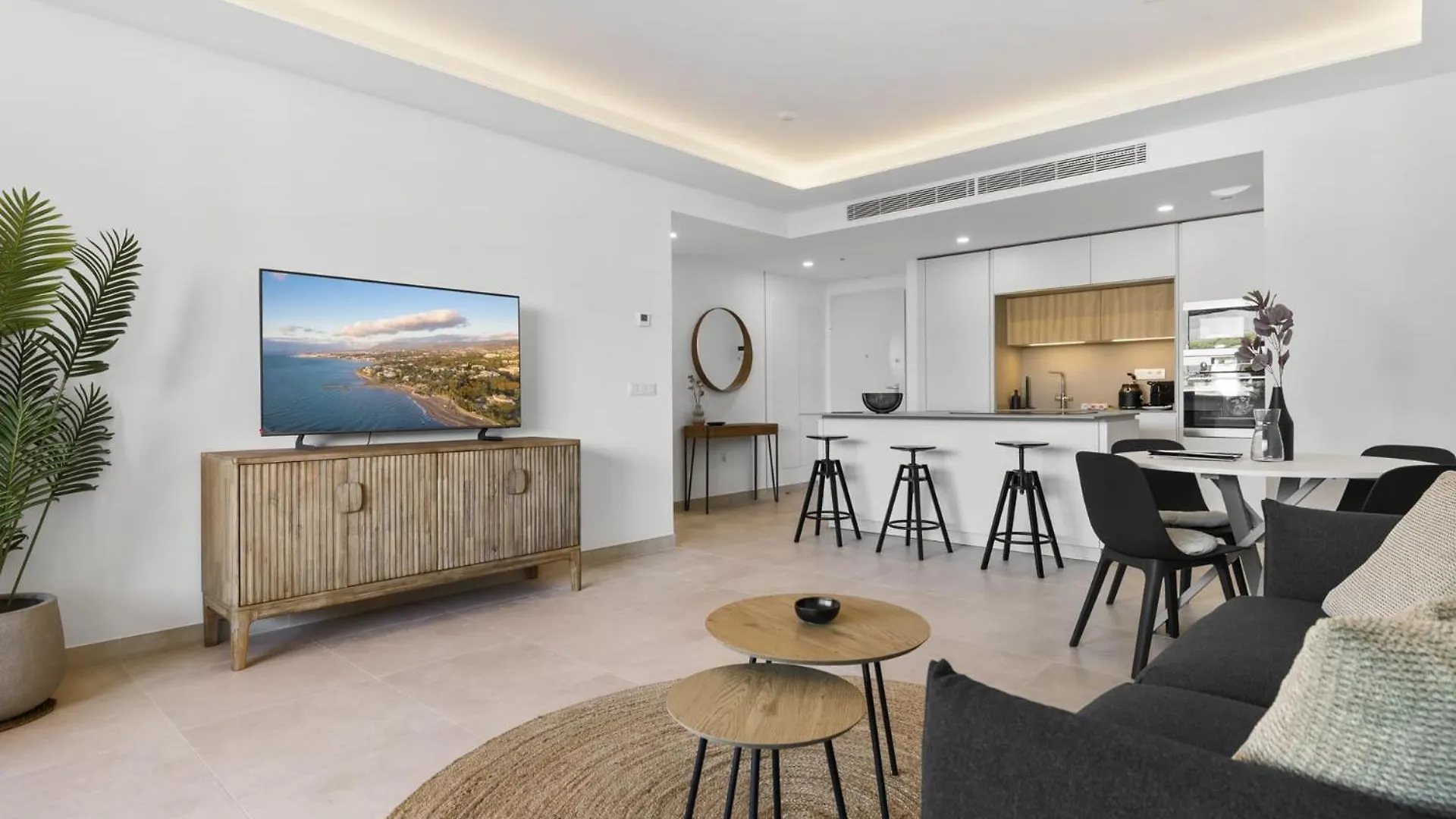 Vivi Homes - Jade Beautiful Apartment With Spa, Pool And Cinema 200 Meters From The Beach Fuengirola