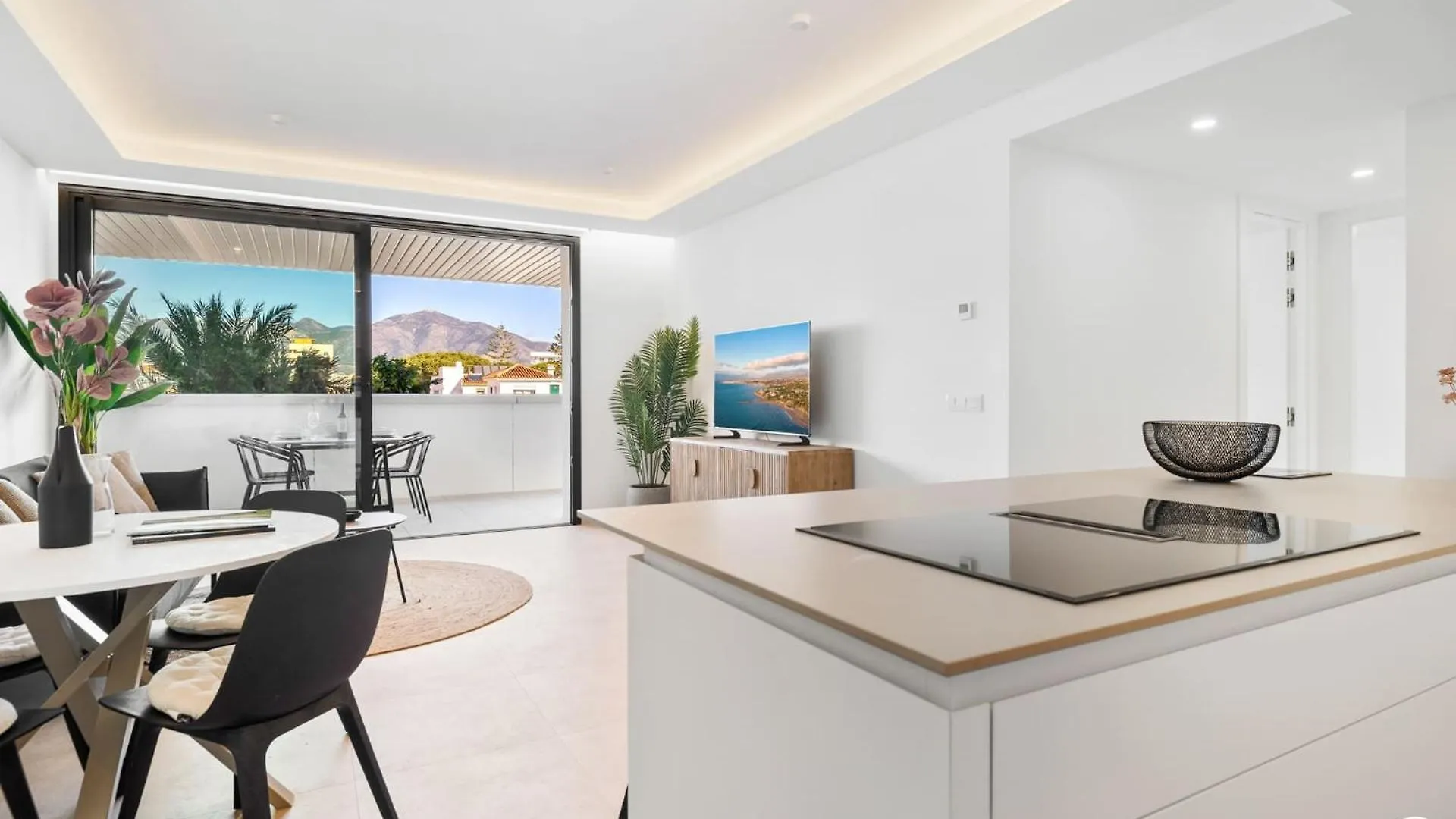 Vivi Homes - Jade Beautiful Apartment With Spa, Pool And Cinema 200 Meters From The Beach Fuengirola Spain
