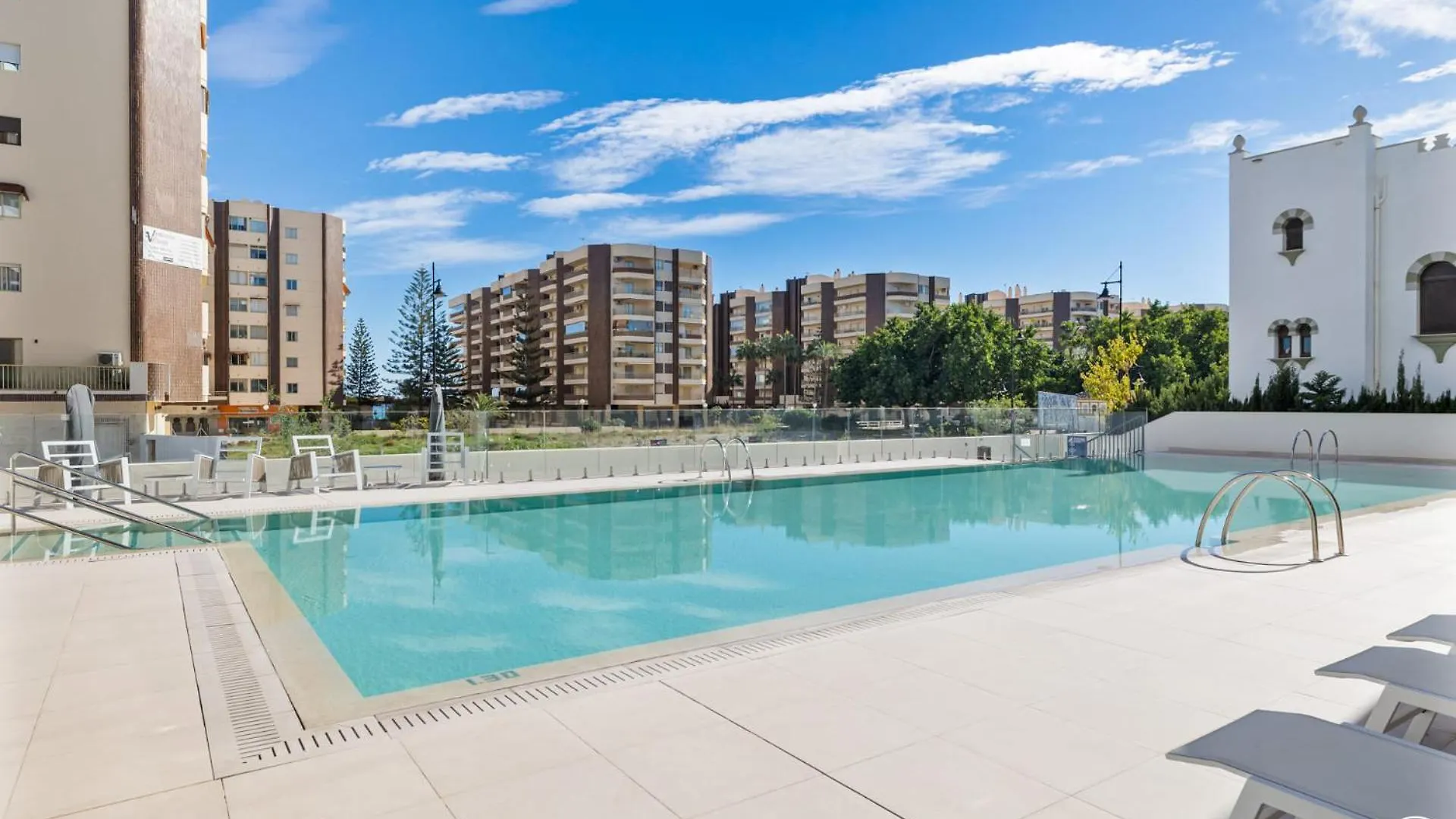 Vivi Homes - Jade Beautiful Apartment With Spa, Pool And Cinema 200 Meters From The Beach Fuengirola Spain