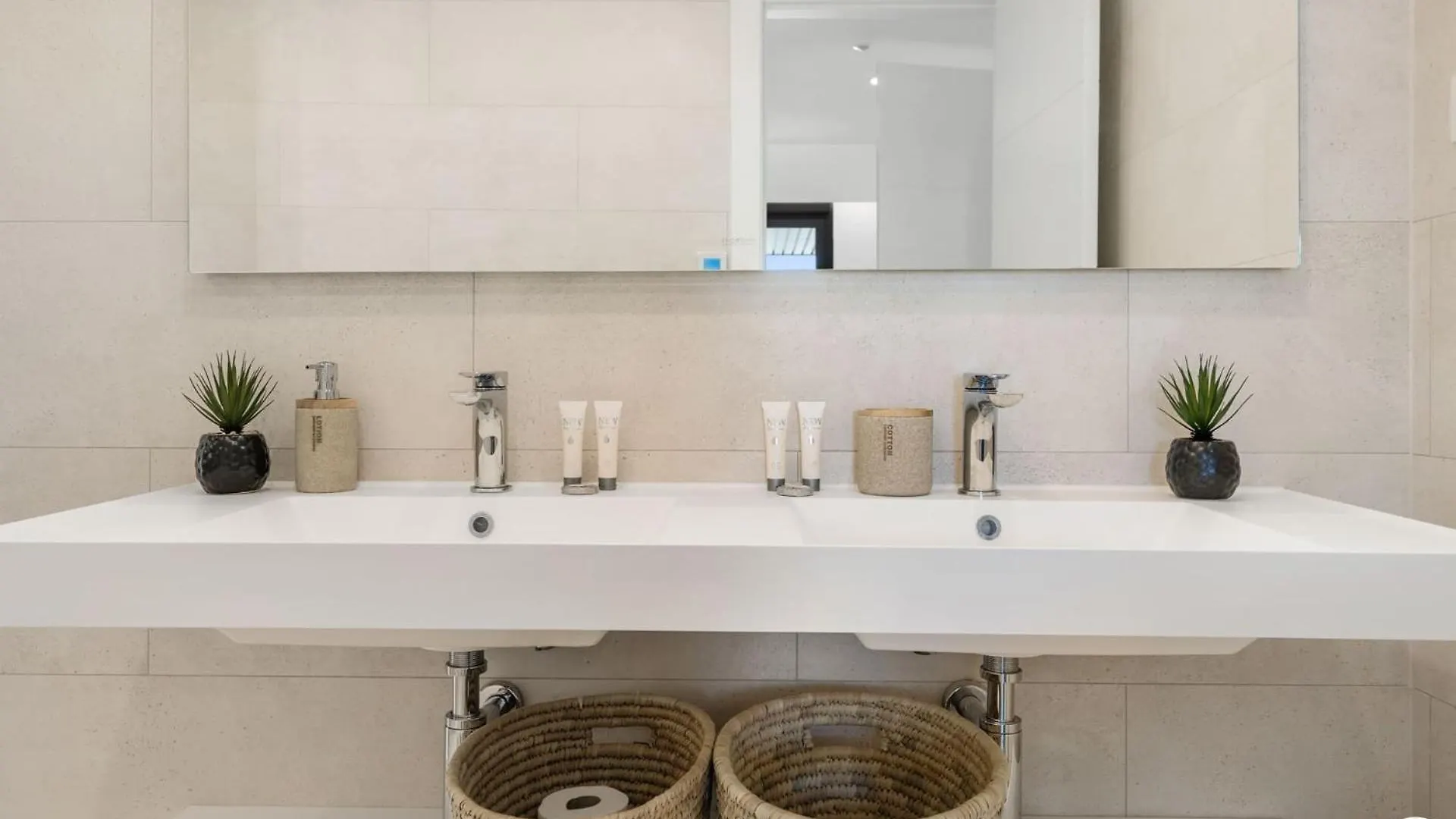 Vivi Homes - Jade Beautiful Apartment With Spa, Pool And Cinema 200 Meters From The Beach Fuengirola