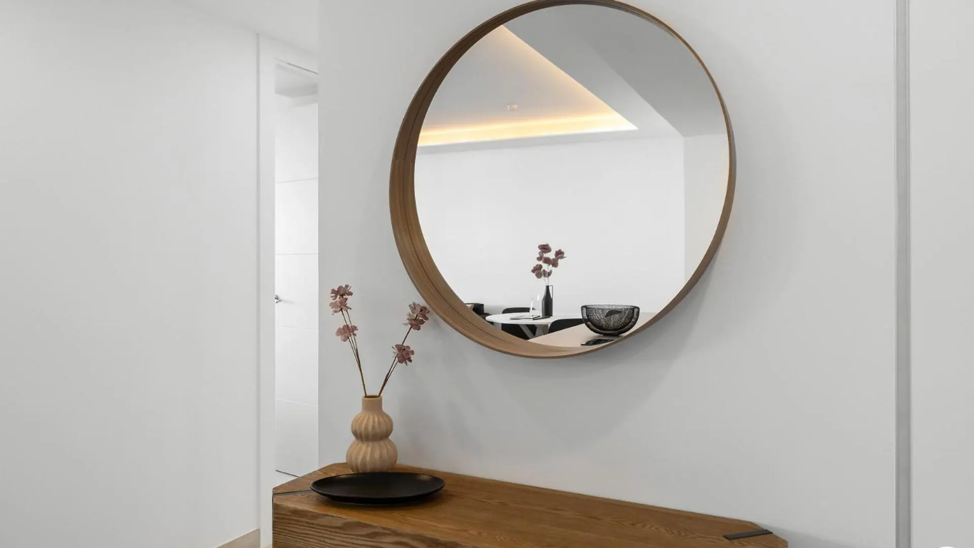 Vivi Homes - Jade Beautiful Apartment With Spa, Pool And Cinema 200 Meters From The Beach Fuengirola Spain