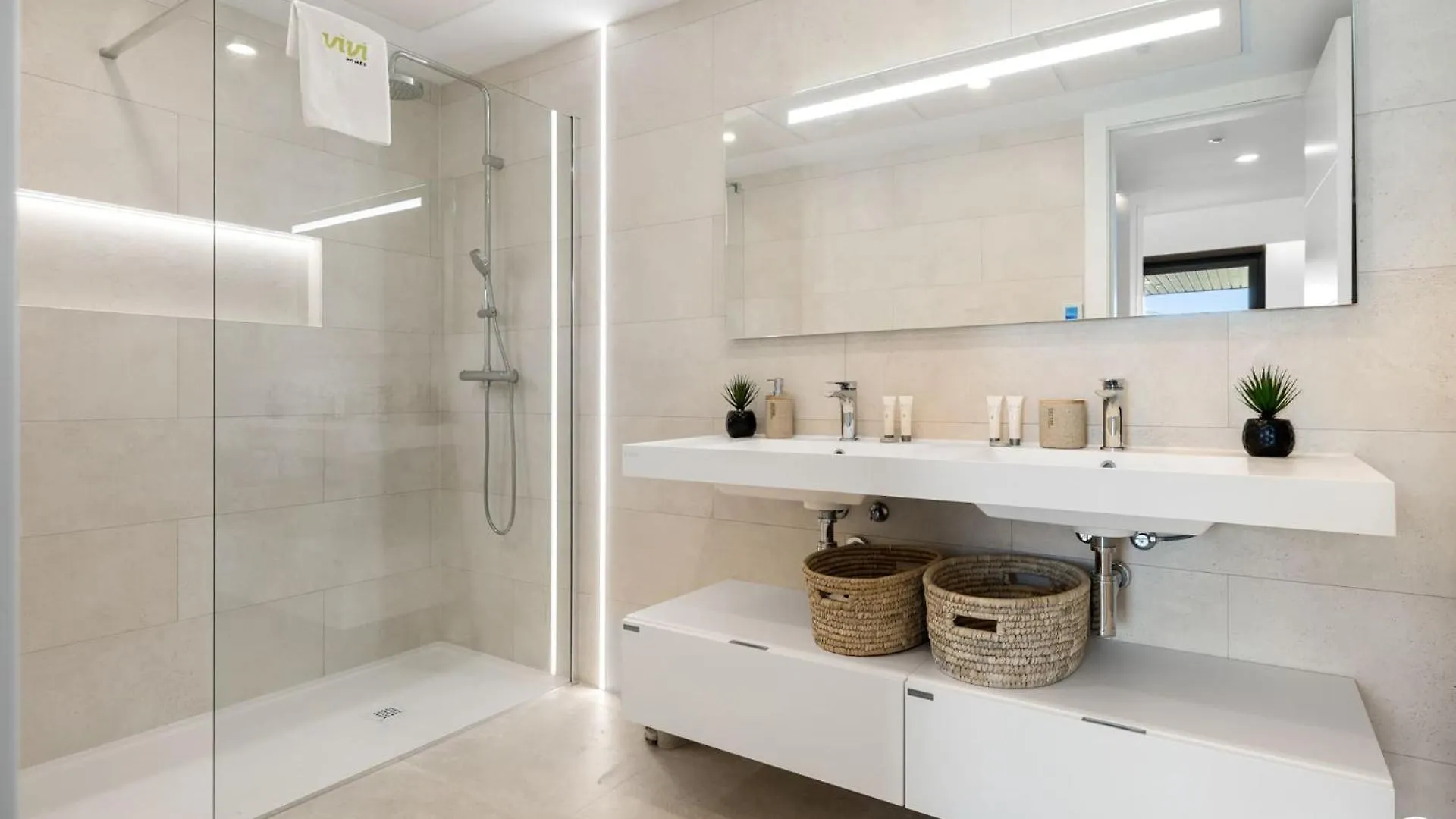 Vivi Homes - Jade Beautiful Apartment With Spa, Pool And Cinema 200 Meters From The Beach Fuengirola
