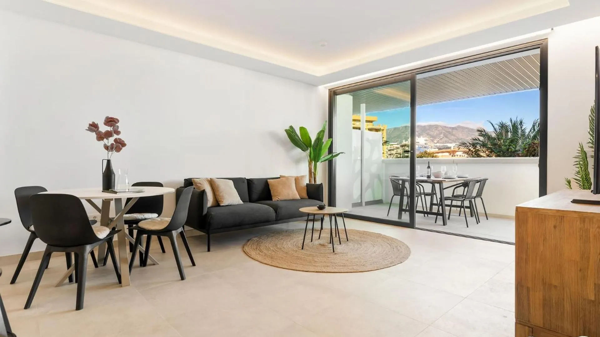 Vivi Homes - Jade Beautiful Apartment With Spa, Pool And Cinema 200 Meters From The Beach Fuengirola Spain